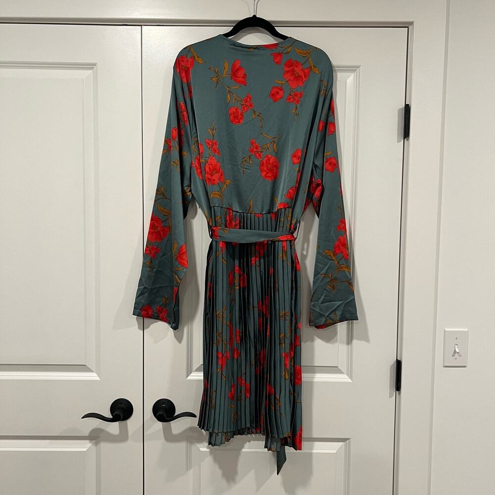 NWT Pretty Little Thing Plus Size Green Floral Longsleeve Pleated‎ Midi Dress 30 - Picture 6 of 11